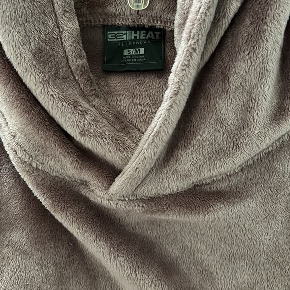 32 Degrees Hooded Cozy Plush Sleep/Lounge Pullover - Picture 6 of 7
